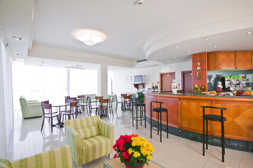 Hotel Globus Чезенатико Экстерьер фото