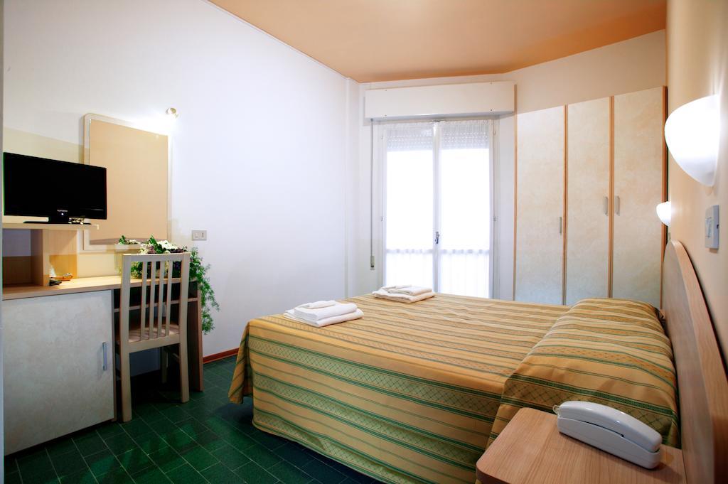 Hotel Globus Чезенатико Номер фото
